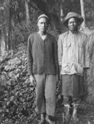 BFührer und Koch beim Aufstieg auf den Kilimandscharo 1910